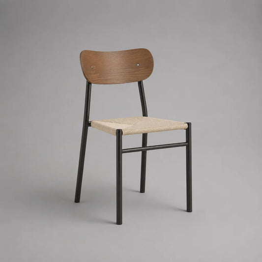 Chaise en acier noir, assise en corde de papier beige naturel et dossier incurvé en bois brun noyer, 49 × 52 × 82 cm